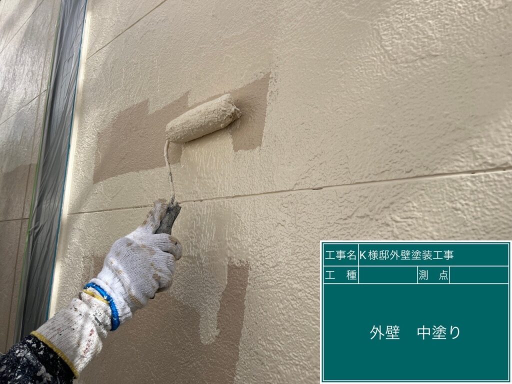 中塗りを行います。